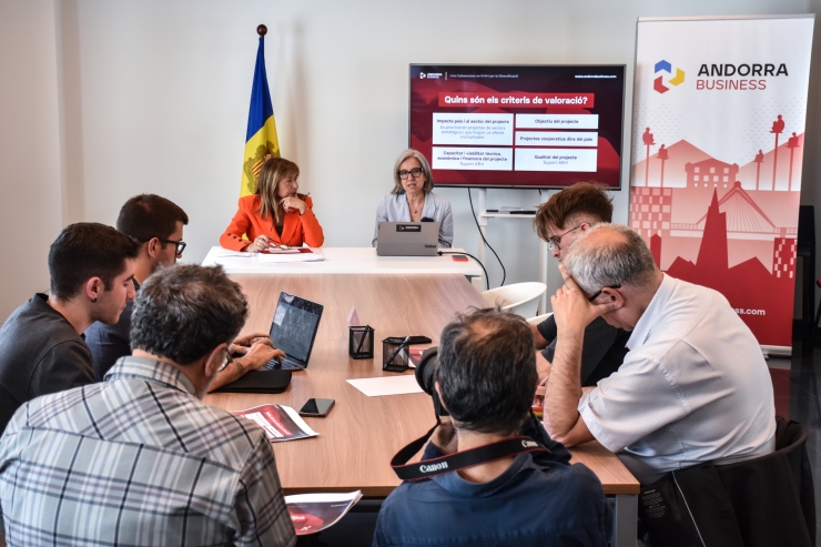 La ministra de Presidència, Economia, Treball i Habitatge, Conxita Marsol, i la directora d'Andorra Business, Judit Hidalgo, durant la presentació.